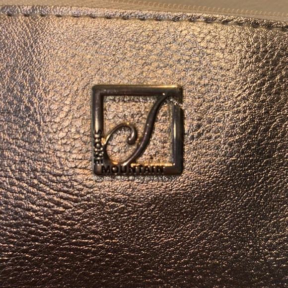 Stone Mountain  crossbody bag  Wristlet  gold metallic  GT HW 5 compartment NWOT - Picture 4 of 17